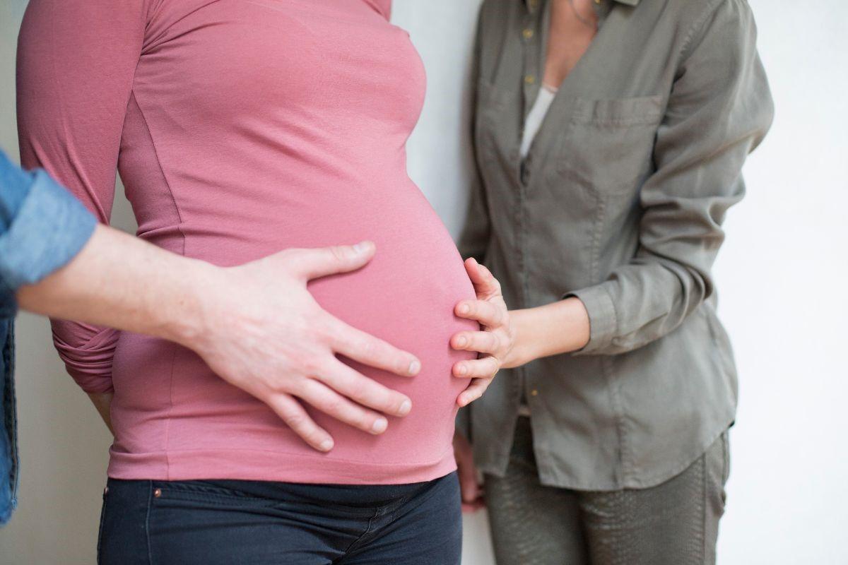 Mulher ajuda marido a engravidar melhor amiga por motivo nobre