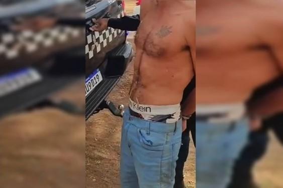 Homem se esconde dentro de sofá para não ser preso por bater na mulher