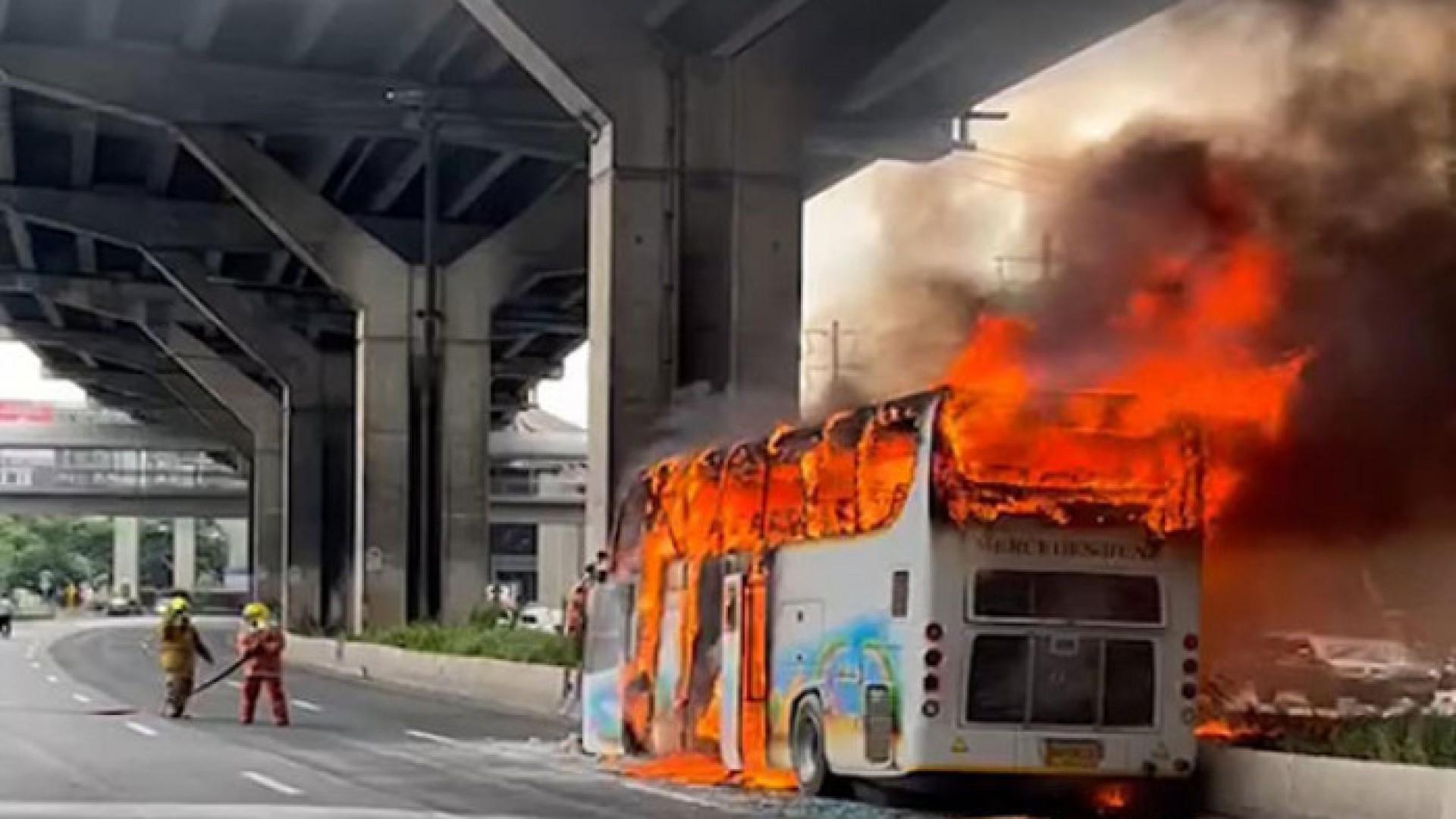 Incêndio em ônibus escolar deixa pelo menos 25 alunos mortos e 16 feridos