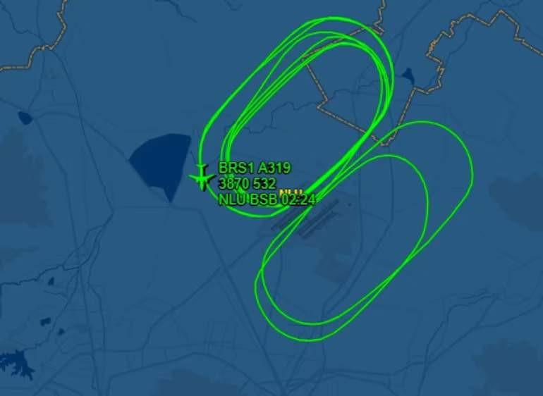 Avião com Lula a bordo pousa no México após voar em círculos por 5h