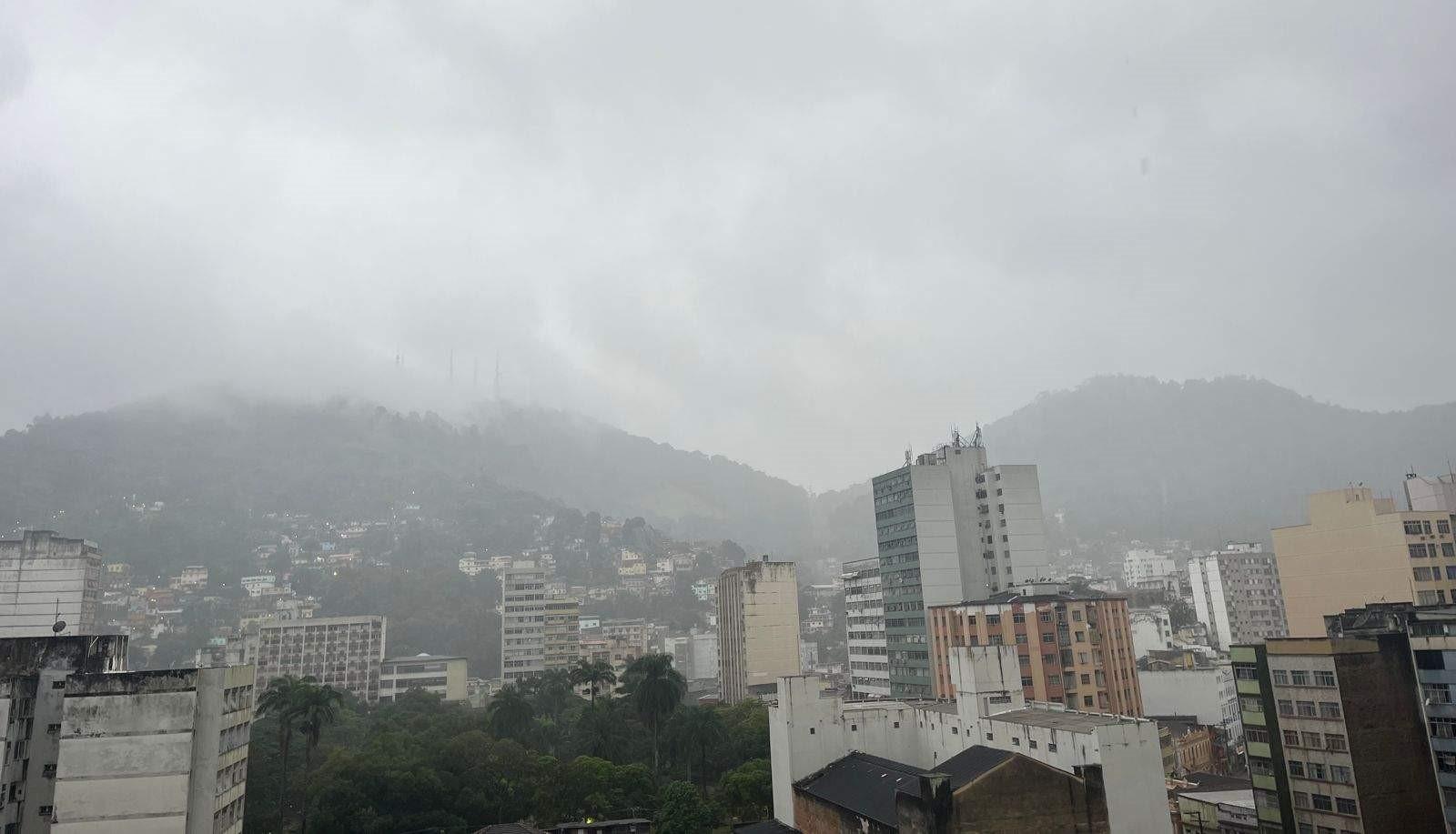 Chuva deixa 3 cidades do ES em alerta para deslizamento e alagamentos