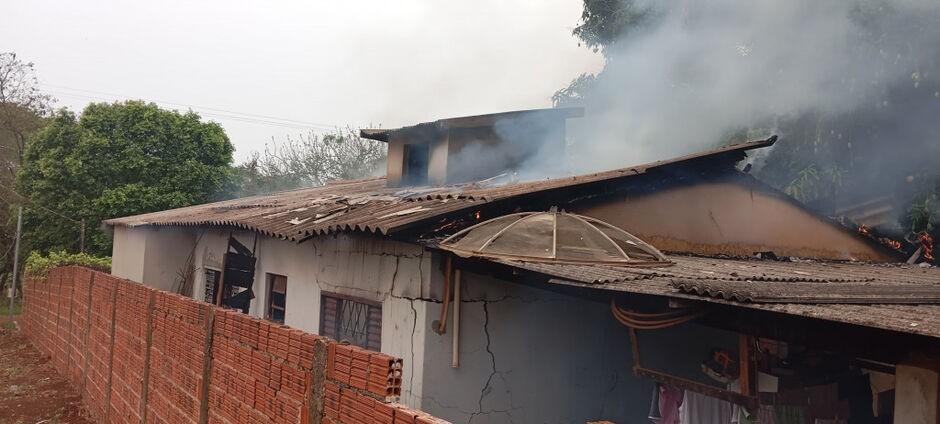 Travesti incendeia casa do irmão e sai nua pelas ruas