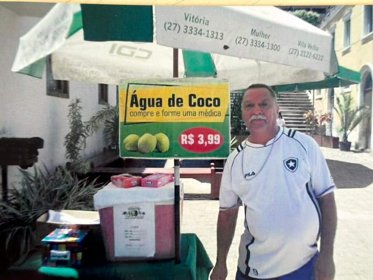 Pai paga faculdade de Medicina da filha na Bolívia vendendo água de coco no ES