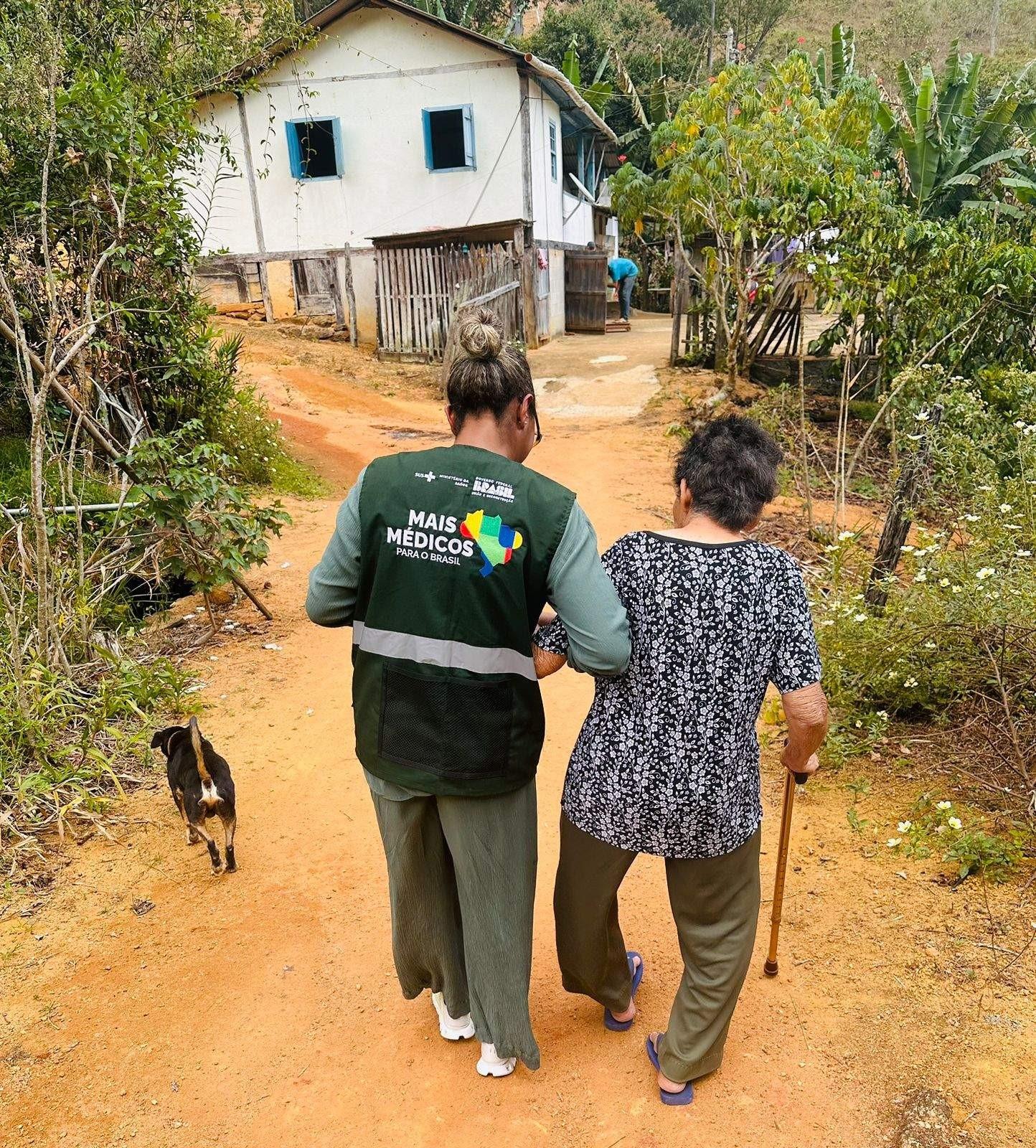 Pai paga faculdade de Medicina da filha na Bolívia vendendo água de coco no ES