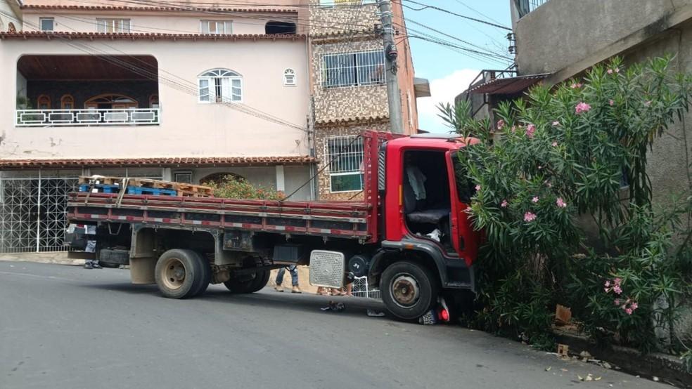 Caminhão desce ladeira desgovernado, atropela motociclista e bate em carros em Colatina, no ES