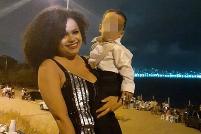 Populares desenterram e queimam corpo de mãe que decapitou o filho