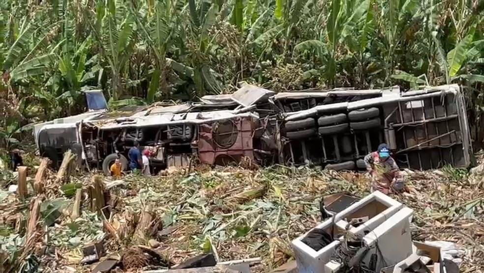 Trio elétrico capota na rodovia PE-089 e deixa três pessoas mortas e seis feridas