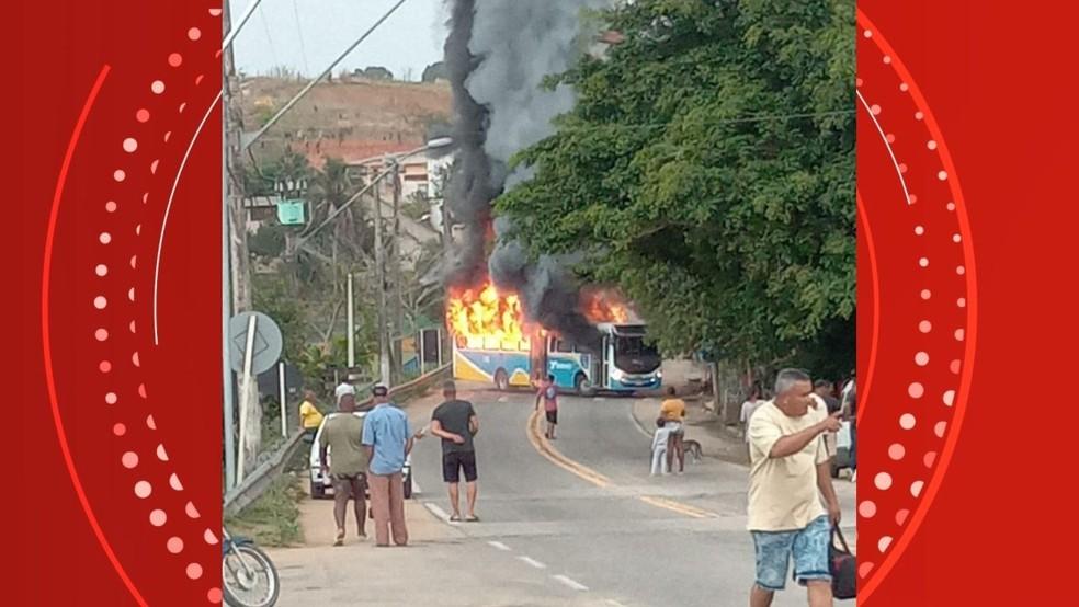 Confronto entre criminosos e polícia termina com morte, baleados e ônibus incendiado no sul do ES