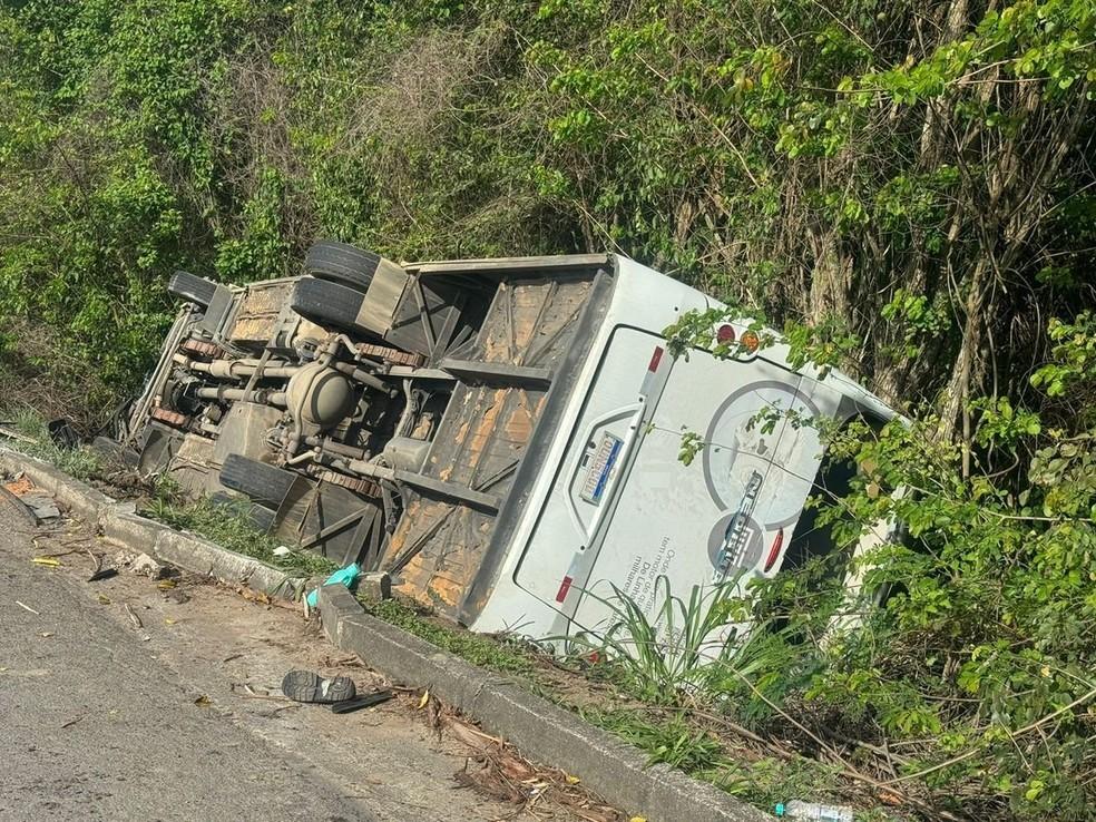 Grave acidente entre dois ônibus e um carro na BR-101 deixa mais de 20 feridos no ES