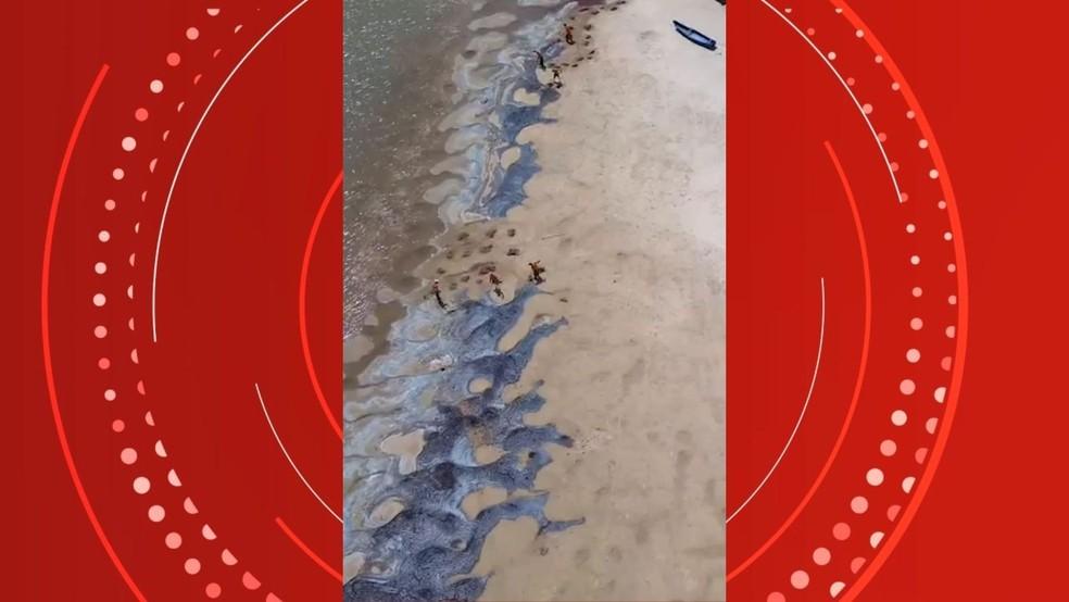 Resíduo desconhecido aparece em praia de São Mateus no ES; prefeitura pede que pescadores e turistas não frequentem o local