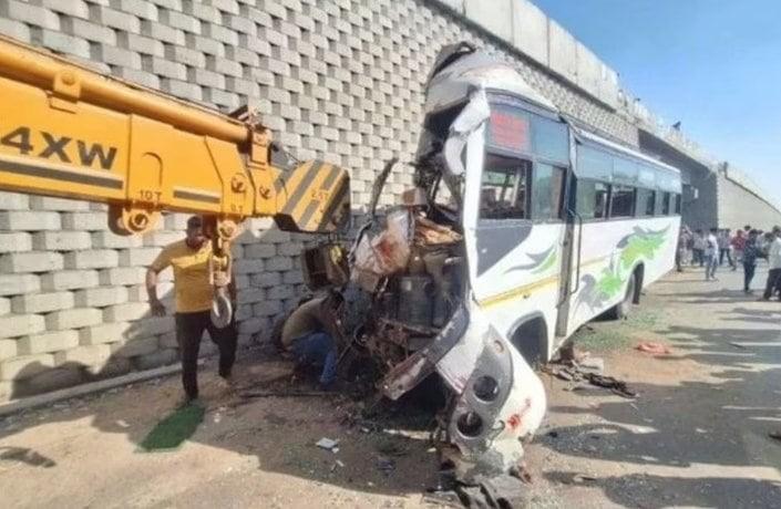 Ônibus parte ao meio e lança passageiros em acidente na Índia