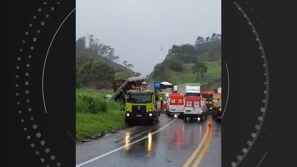 Grave acidente entre caminhão e dois carros na BR-101 deixa dois morto no ES