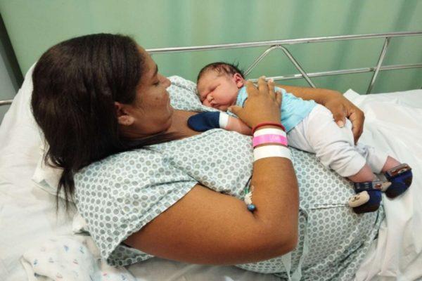 Mulher dá à luz “bebê gigante” com mais de 5 kg, no Ceará