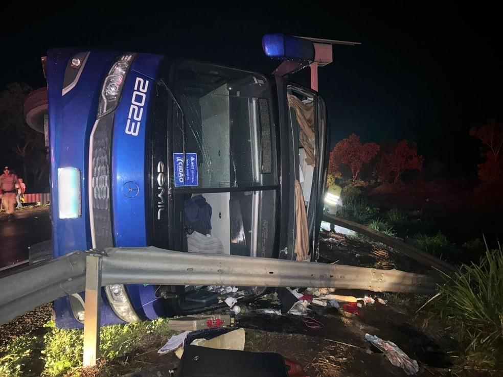 Ônibus invade contramão e tomba na BR-153 e deixa quatro mortos e 40 feridos