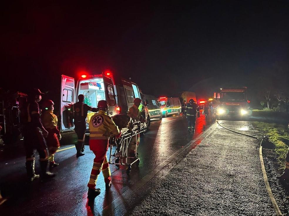 Ônibus invade contramão e tomba na BR-153 e deixa quatro mortos e 40 feridos