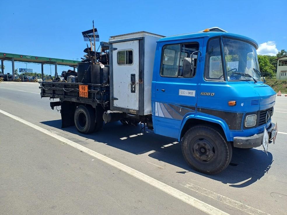 Caminhão é parado pela PRF e motorista recebe 41 autos de infração no ES