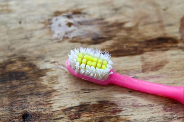 Se você tem uma escova de dente velha, você tem um tesouro: 6 maneiras de aproveitar o utensílio na limpeza do dia a dia