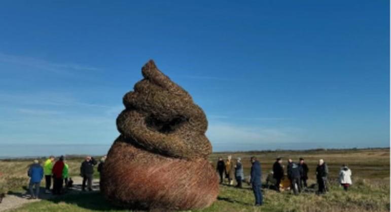 “Cocô gigante?” Escultura polêmica vira alvo de críticas e piadas