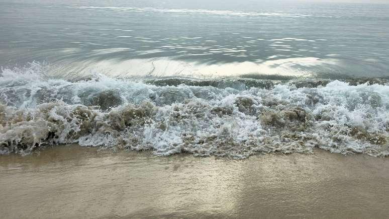 Por que o mar é salgado se é alimentado principalmente por rios de água doce