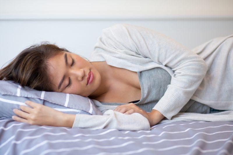 O que significa dormir sempre do lado direito, segundo a psicologia