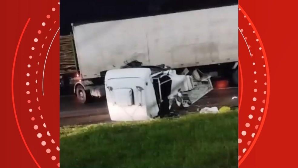 Acidente entre caminhão e carreta deixa motorista preso às ferragens, em São Mateus, no ES