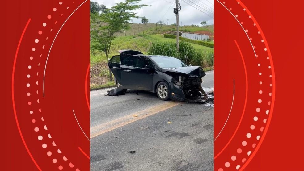 Enxame de abelhas invade veículo, motorista bate em árvore e ocupantes pulam em rio no ES