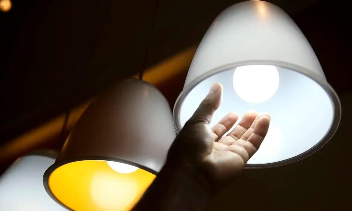 Conta de luz terá desconto de até R$ 49 e bandeira tarifária verde em janeiro de 22025