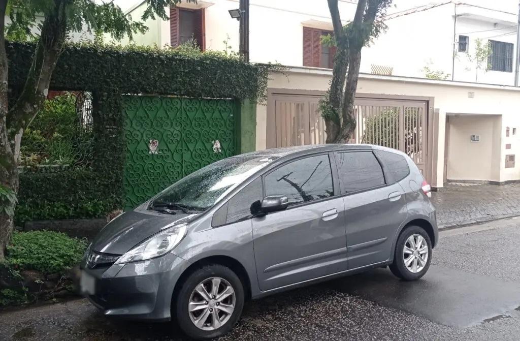 Estacionar na frente da minha garagem dá multa?