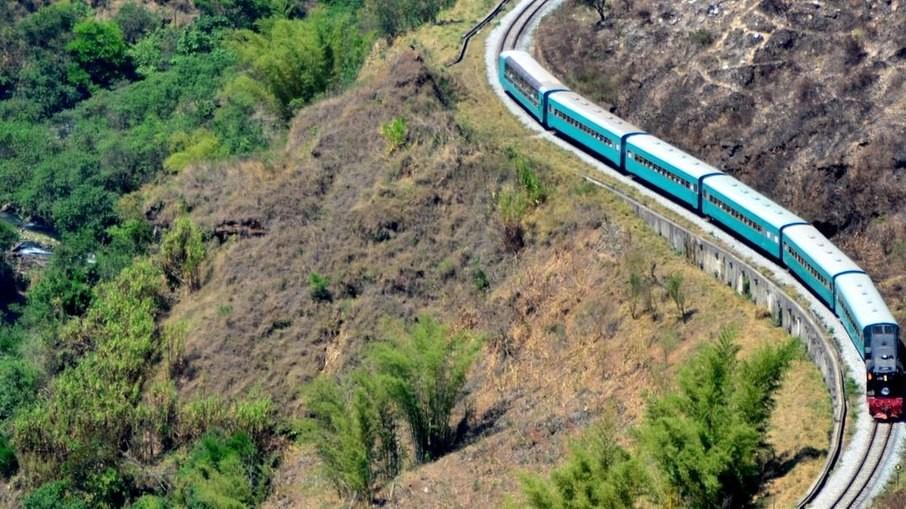 Saiba tudo sobre o trem que leva turistas mineiros para o Espírito Santo