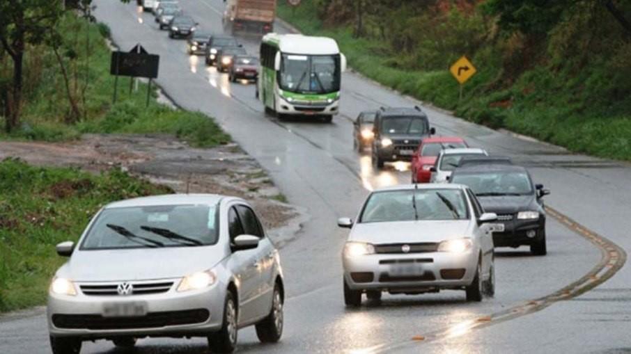 Entenda como funciona a Lei do Farol Baixo e como usar o farol do carro da forma correta