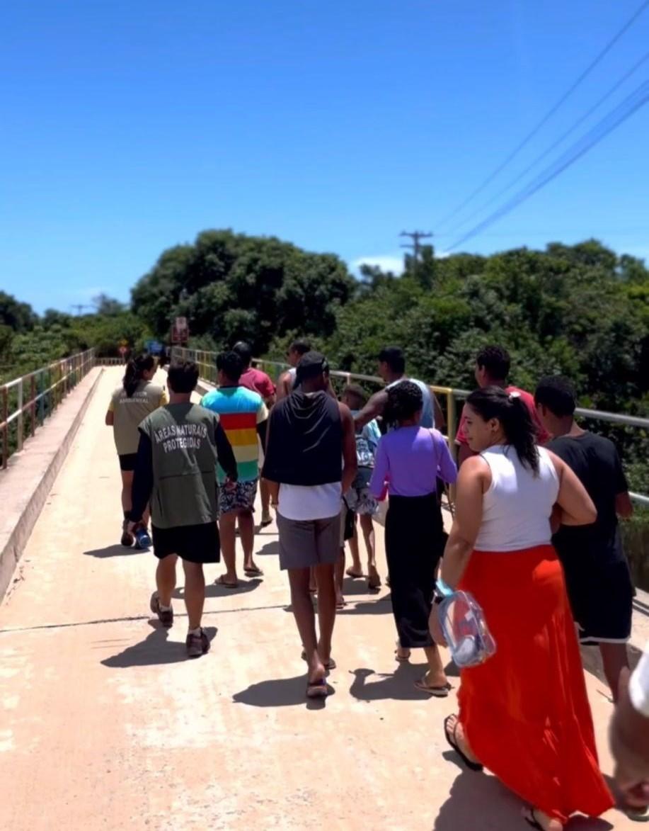 Grupo de voluntários realiza condução ambiental no Parque Estadual de Itaúnas, em Conceição da Barra, ES