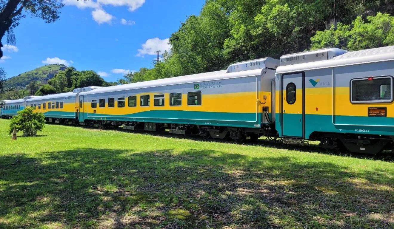 Novo trem de passageiros começa a circular na Estrada de Ferro Vitória a Minas