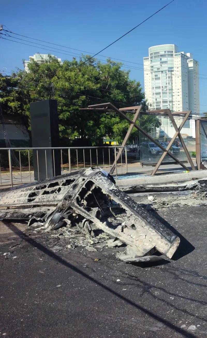 Avião de pequeno porte cai em avenida, bate em ônibus e deixa 2 mortos