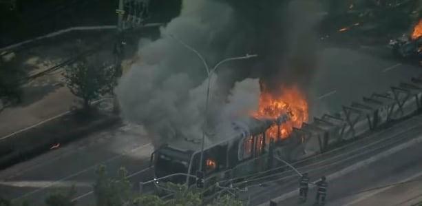 Avião de pequeno porte cai em avenida, bate em ônibus e deixa 2 mortos