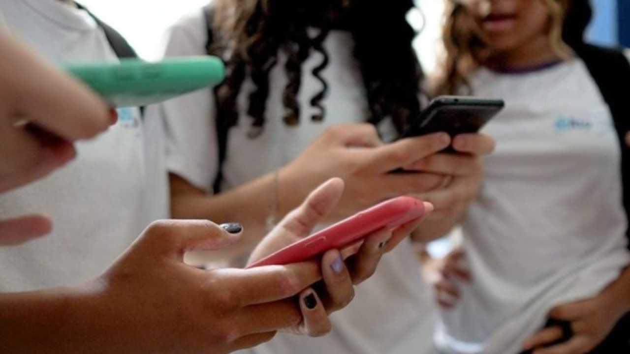 Decreto presidencial regulamenta restrição de uso de celular por estudantes nas escolas