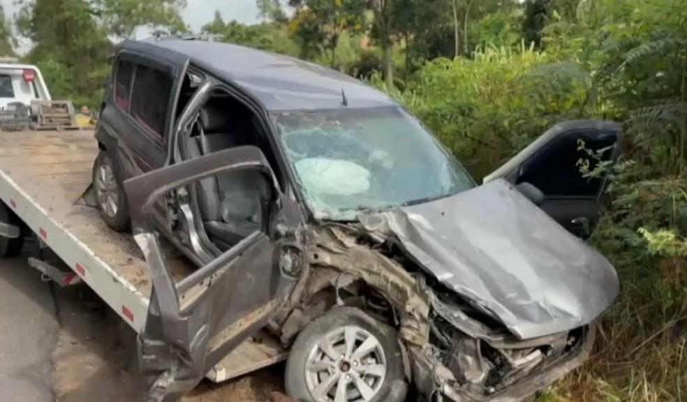 Grave acidente entre ônibus com turistas mineiros e carro na BR-262 deixa 8 feridos, no ES