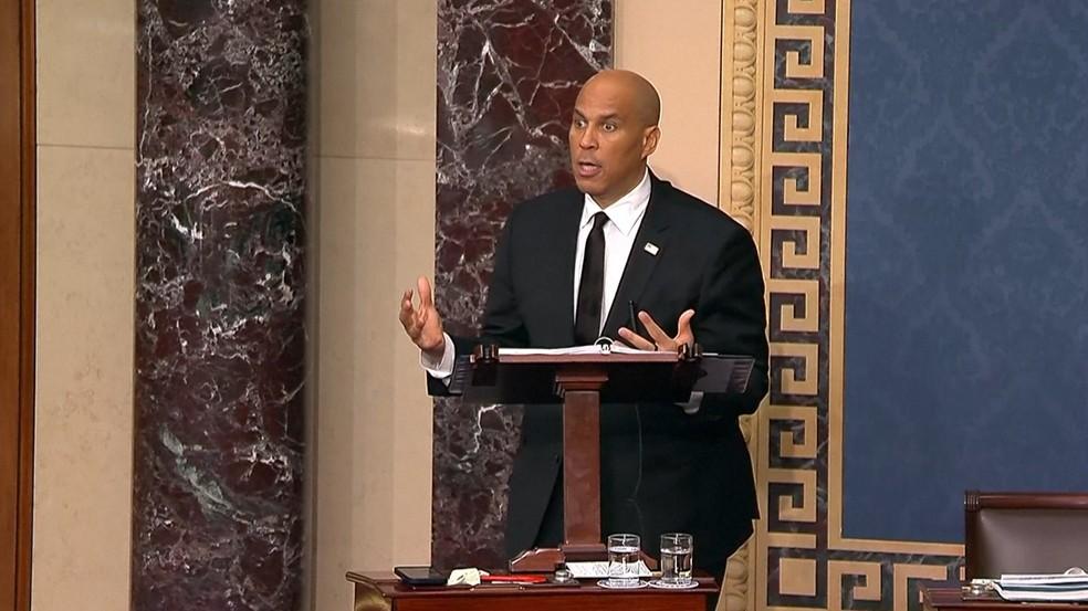 Sem poder se sentar ou ir ao banheiro, senador discursa por mais de 24 horas para protestar contra Trump