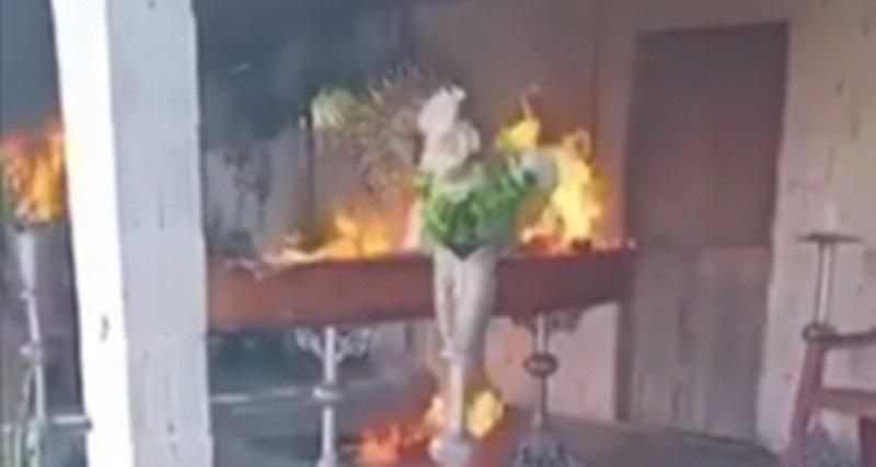 Bandidos invadem velório e incendeiam corpo de homem dentro de caixão