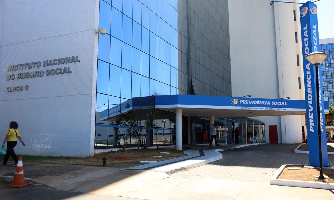 Antecipação do 13º para aposentados injetará R$ 73,3 bilhões na economia; veja calendário