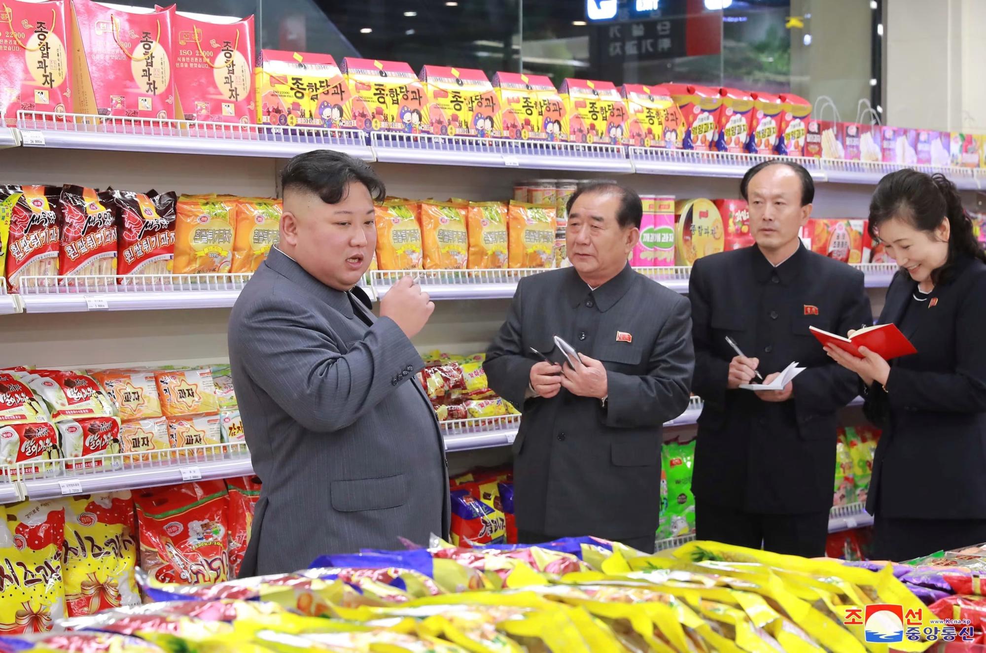 Inflação descontrolada na Coreia do Norte obriga morador a usar mochila para carregar dinheiro
