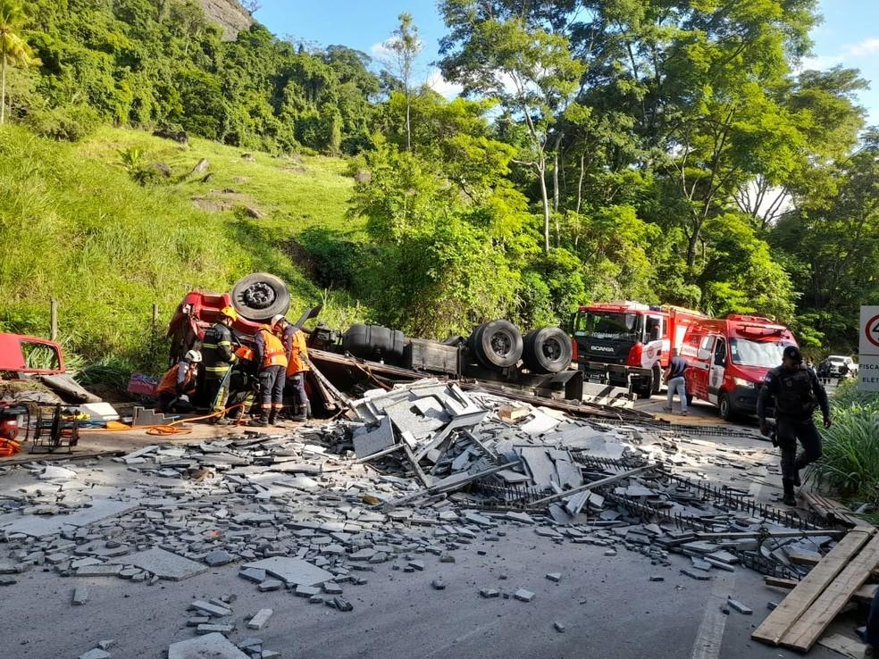 Caminhão carregado com pias de granito tomba ES-164 no Sul do ES; motorista morreu no local