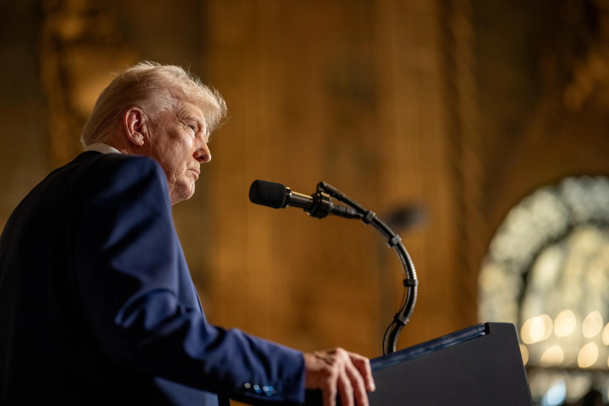 Em meio à guerra comercial, tarifas de Trump entram em vigor para mais 40 países