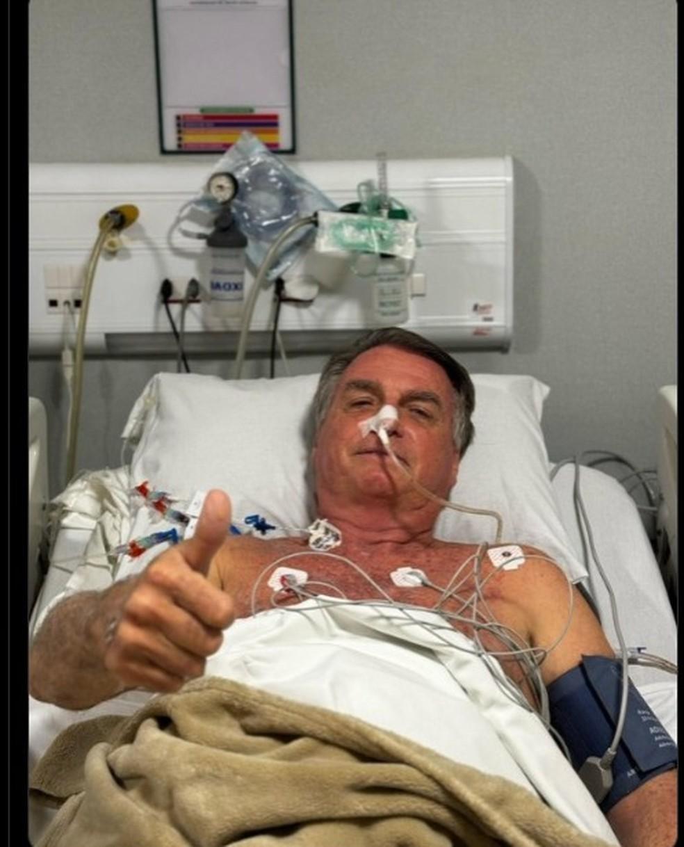 Bolsonaro posta foto internado por complicações no intestino, mas diz que, por ora, não será preciso cirurgia