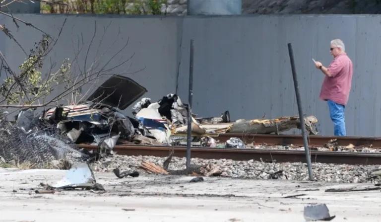 Avião cai em em uma movimentada avenida e deixa três mortos e um ferido