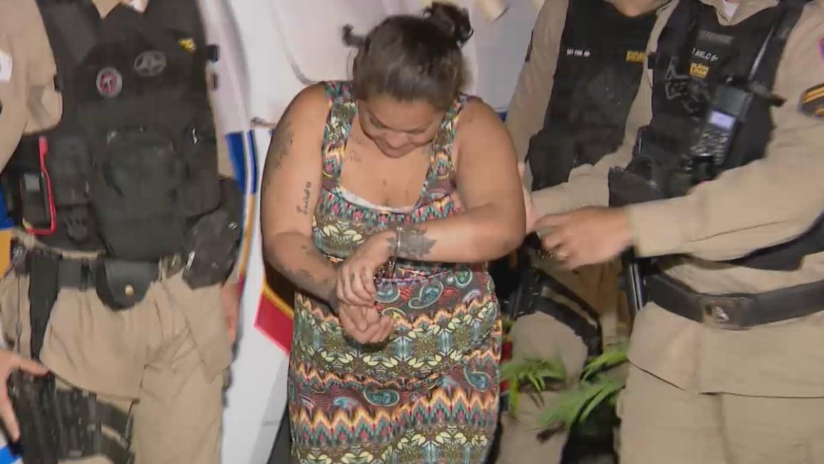 Suspeito de ajudar mulher a matar e cortar partes íntimas de namorado é procurado
