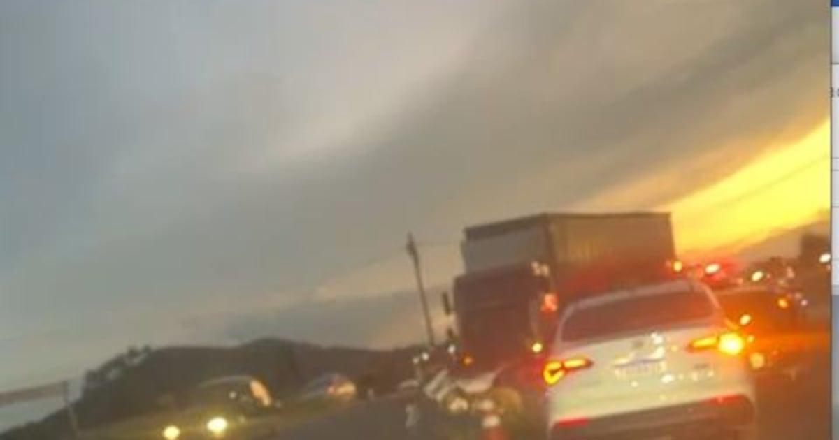 Grave acidente entre moto e caminhão na BR-381 deixa dois mortos