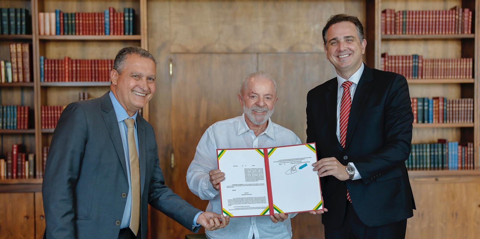 Lula assina decreto que regulamenta pagamento de dívida dos estados