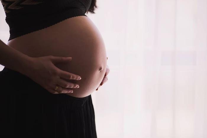Menina de 13 anos engravidou ao brincar de “roleta russa”