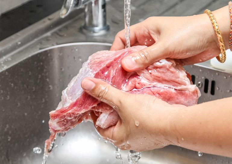 Pode lavar a carne antes do preparo? Especialista esclarece