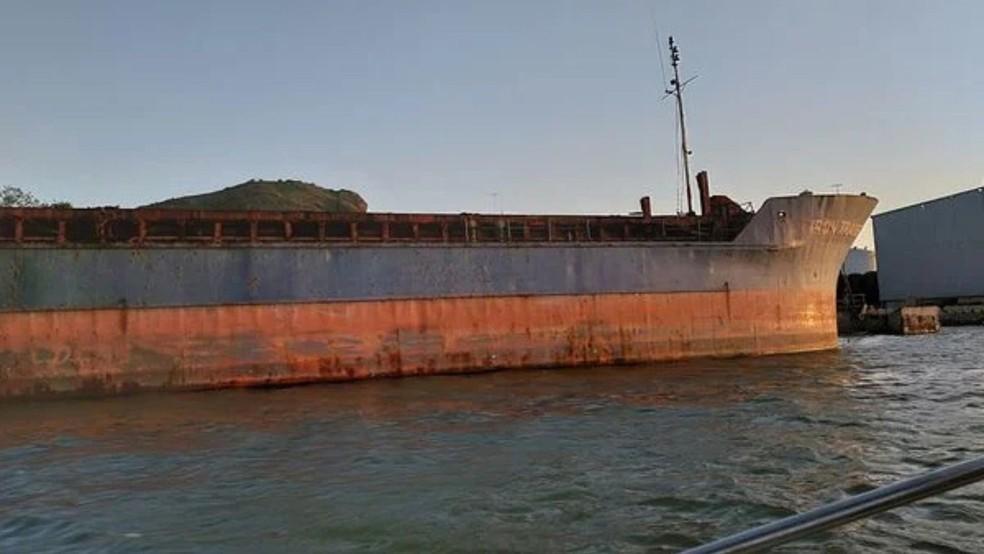 ‘Navio fantasma’ denunciado até por contrabando de armas vai deixar o ES após 10 anos abandonado no mar